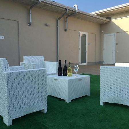 Terrazza Rooms Castrezatto Bagian luar foto