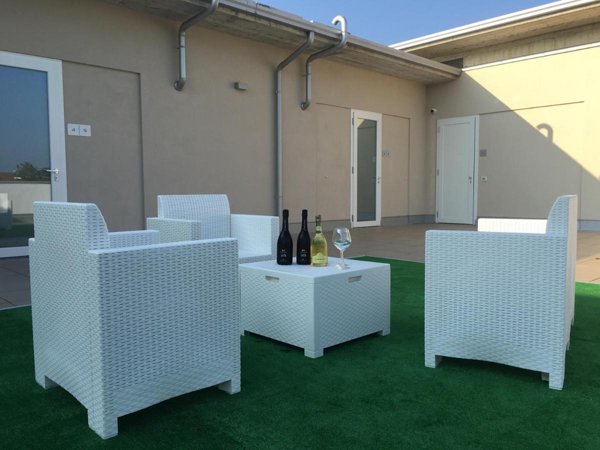 Terrazza Rooms Castrezatto Bagian luar foto